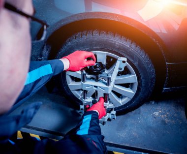 Araba tamircisi sensör süspansiyon ayarı sırasında yükleme.