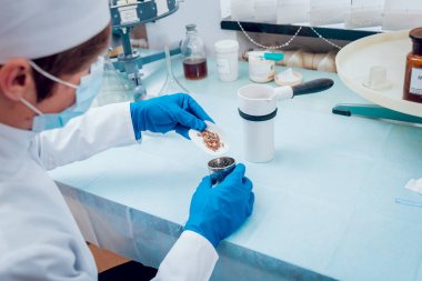 Laboratuvar çalışmalarında bilim teknisyeni. Tıbbi geçmişi