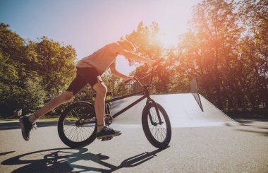 Bmx sürücüsü hileci vasıl skatepark gerçekleştirme.