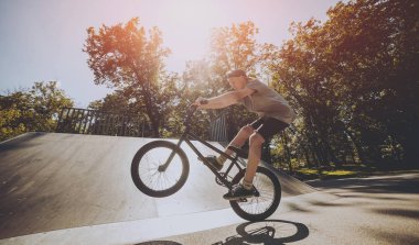 Bmx sürücüsü hileci vasıl skatepark gerçekleştirme.