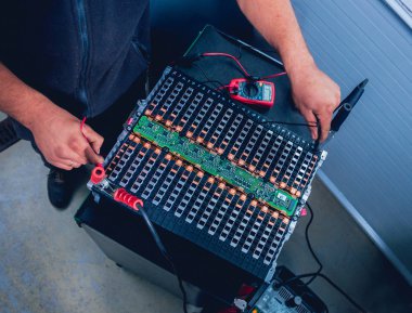 Elecric motorlu pilleri şarj. Pil bir elektrikli araç motorunun sökülmesi. Araba Servisi