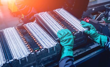 Elecric motorlu pilleri şarj. Pil bir elektrikli araç motorunun sökülmesi. Araba Servisi