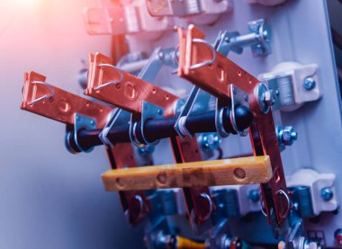 Kablolar ve elektrik kutusuna geçer. Sigortalar ve Kontaktörler elektrik paneli.