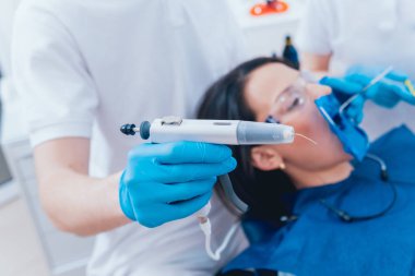 Endodontik tedavi sırasında kök kanal obturation.