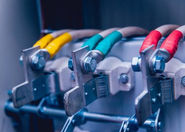 Kablolar ve elektrik kutusuna geçer. Sigortalar ve Kontaktörler elektrik paneli.