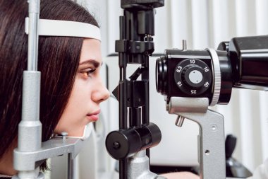 Lamba muayene kesti. Biomicroscopy anterior göz parçasının. Temel göz muayenesinde. Kontakt lensler Check-up.