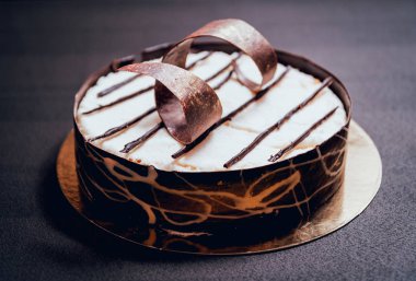 Çikolatalı kek koyu arka plan, portre, selectife odak