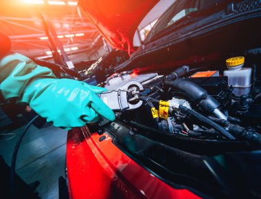 Izgaralı araba açık kukuleta ile. Elektrikli araba motoru ayrıntıları. Pil.