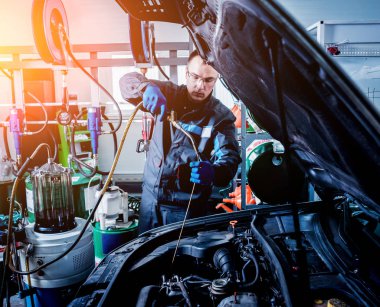 Motor yağ değişimi. Araba tamiri. Servis istasyonu.