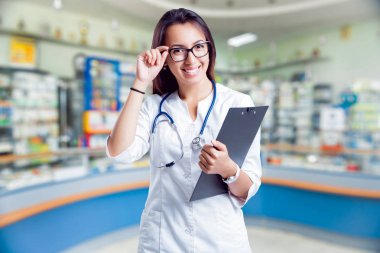 Orta Doğu görünümü ile genç kadın doktor. İlaç eczane hakkında tavsiyeler verme kavramı.