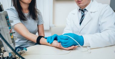 Hasta sinirleri elektromiyografi ile test ediliyor. Tıbbi muayene. EMG