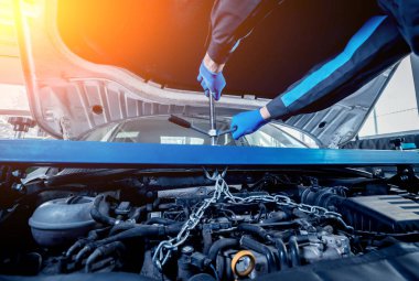 Servis istasyonu motora onarılıyor. Araba tamiri. Arka plan