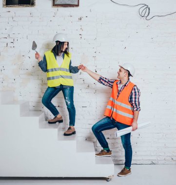 Mutlu çift yapma evlerine onarır. Ev yenileme.