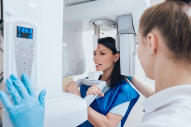 X-ray makinesi hasta kalan genç kadın. Panoramik Radyografi