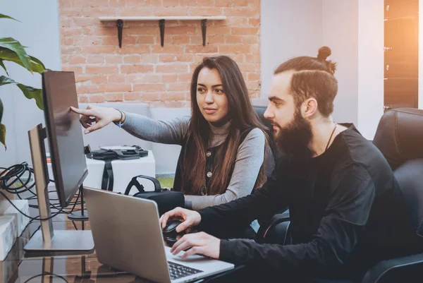 Junge Männer Und Frauen Diskutieren Amt — Stockfoto