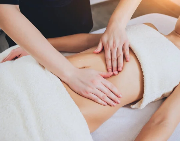 Image Recadrée Femme Relaxant Dans Spa Massage Corporel — Photo