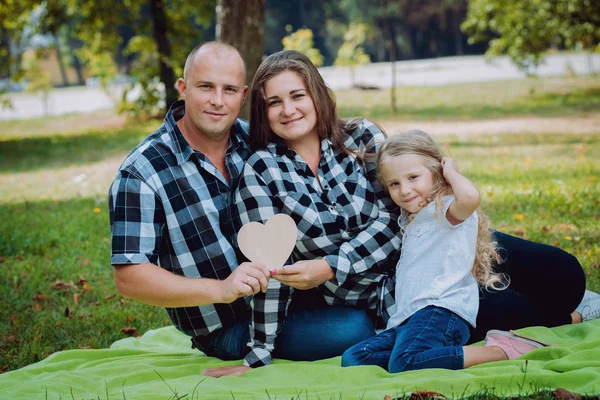 Ung Familj Med Reklamskyltar Parken Sommartid — Stockfoto