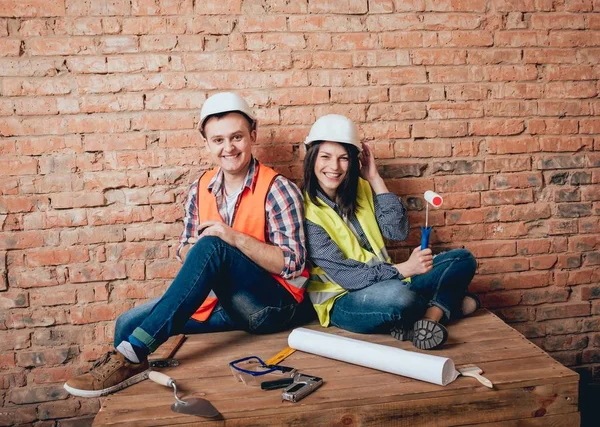 Coppia Felice Che Riparazioni Casa Loro Ristrutturazione Casa — Foto Stock