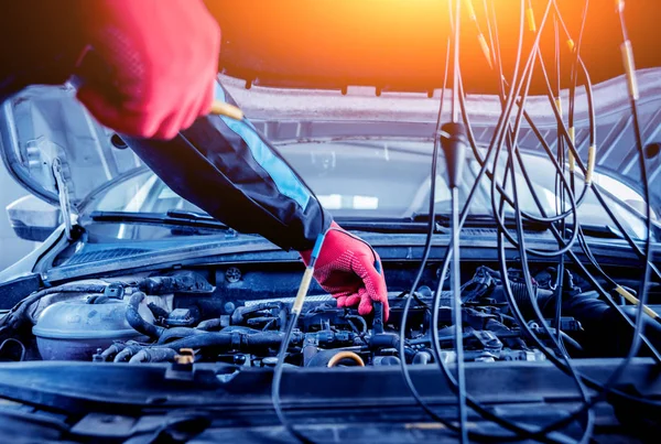 Automechaniker Verwenden Ein Voltmeter Den Spannungsstand Überprüfen Autoreparatur Tankstelle — Stockfoto