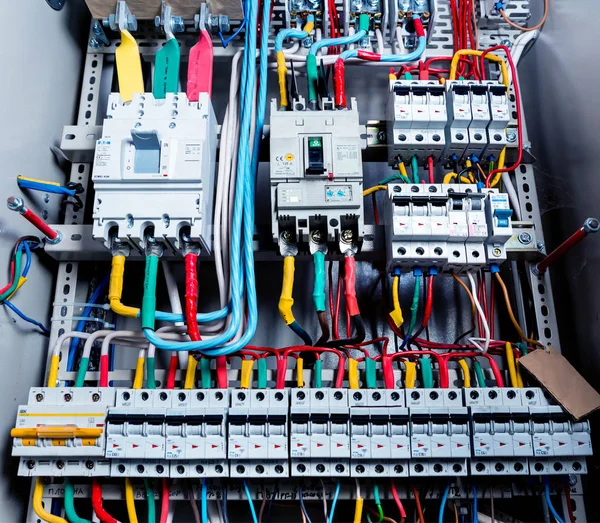 Elektrik donatımı. Kablolar ve izolatörler.