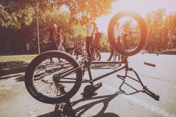 Kijów Ukraina Lipca 2017 Firma Młodych Ludzi Bmx Skatepark — Zdjęcie stockowe