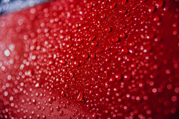 Su kırmızı zemin üzerine bırakır. Araba ayrıntıları