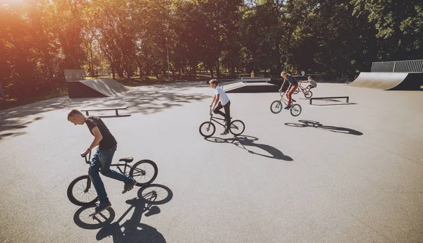 Kiev Ukrajna 2017 Július Cég Fiatal Férfiak Bmx Skatepark — Stock Fotó