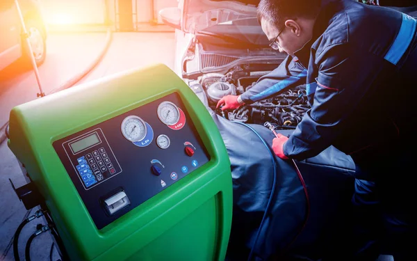 Araba Klima bakımı. Servis istasyonu.