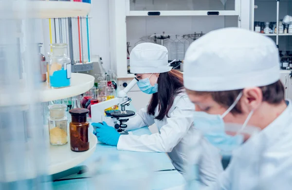 Wissenschaftstechniker Bei Der Arbeit Labor Medizinischer Hintergrund — Stockfoto