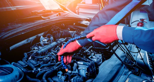 Mecánico Automático Utiliza Voltímetro Para Comprobar Nivel Voltaje Reparación Estación — Foto de Stock