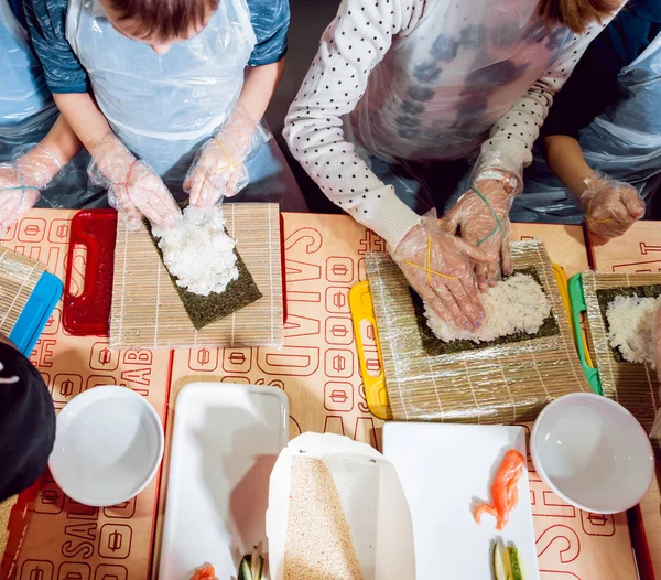 Děti Připravit Sushi Rohlíky Master Class Restauraci — Stock fotografie