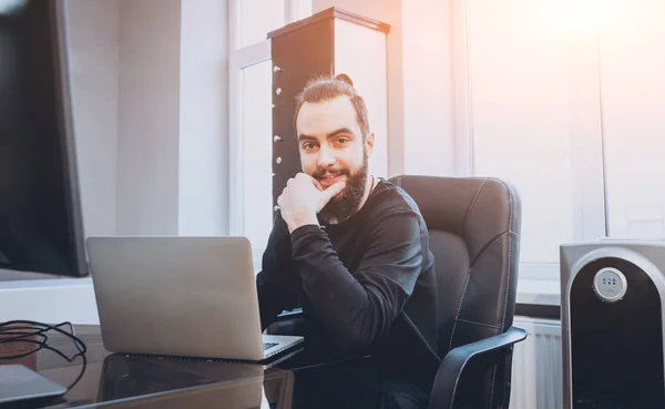 Junger Bärtiger Mann Arbeitet Mit Büro — Stockfoto