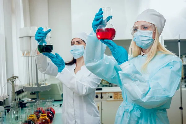 Técnicos Científicos Trabajando Laboratorio Formación Médica — Foto de Stock