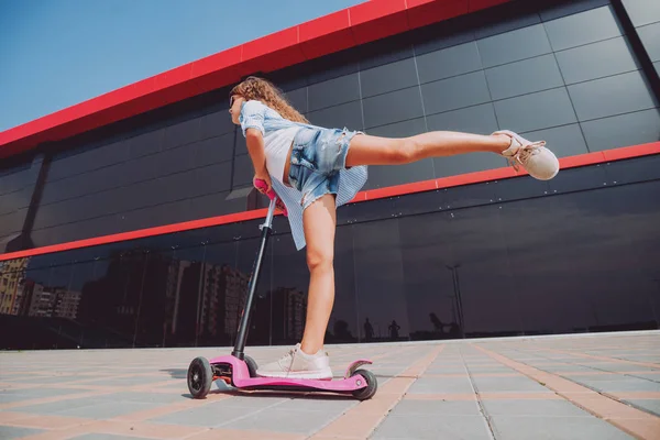 Petite Fille Équitation Scooter Dans Rue Journée Ensoleillée — Photo