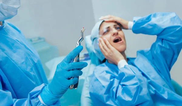 Стоматолог Використовує Хірургічні Плоскогубці Видалення Зуба Розпадається Сучасна Стоматологічна Клініка — стокове фото