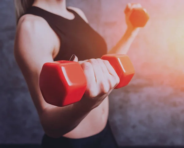 Jonge Atletische Kaukasische Vrouw Poseren Studio Doen Verschillende Oefeningen — Stockfoto