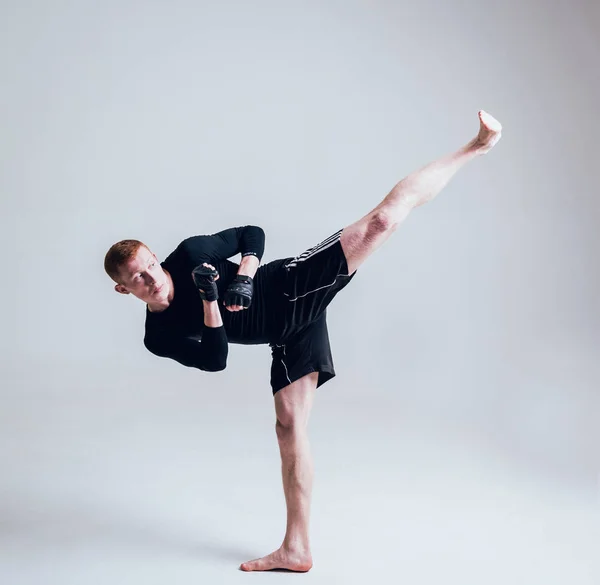 Joven Luchador Practicando Contra Una Pared Blanca Estudio — Foto de Stock