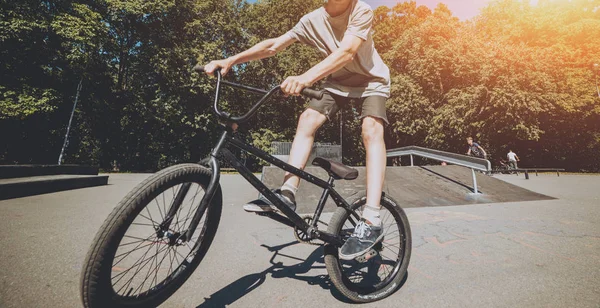 Mladý Bmx Rider Provádění Triků Skateparku — Stock fotografie