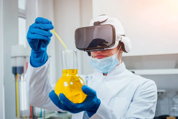 Επιστήμη Τεχνικός Στα Γυαλιά Εικονικής Πραγματικότητας Εξετάζει Φάρμακο Στο Εργαστήριο — Φωτογραφία Αρχείου