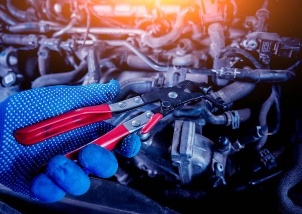 Herstellen motor bij tankstation. Auto reparatie. — Stockfoto