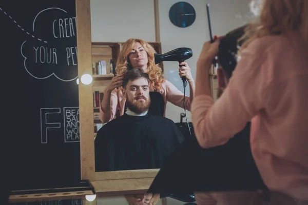 Coiffeur Fait Coiffure Pour Jeune Homme — Photo