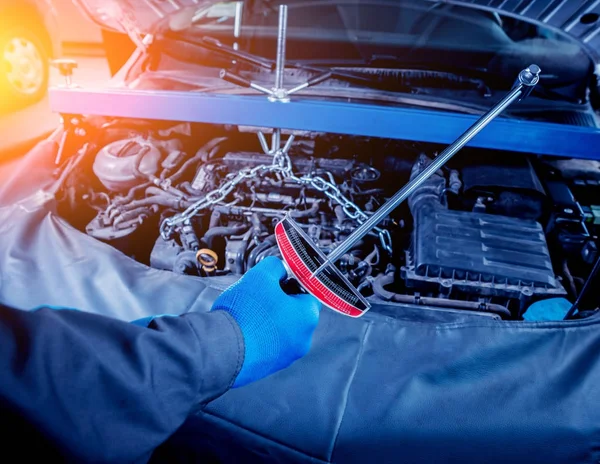 Servis istasyonu motora onarılıyor. Araba tamir.