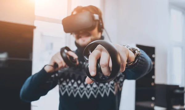 Joven Feliz Juega Juego Oficina Auriculares Realidad Virtual — Foto de Stock