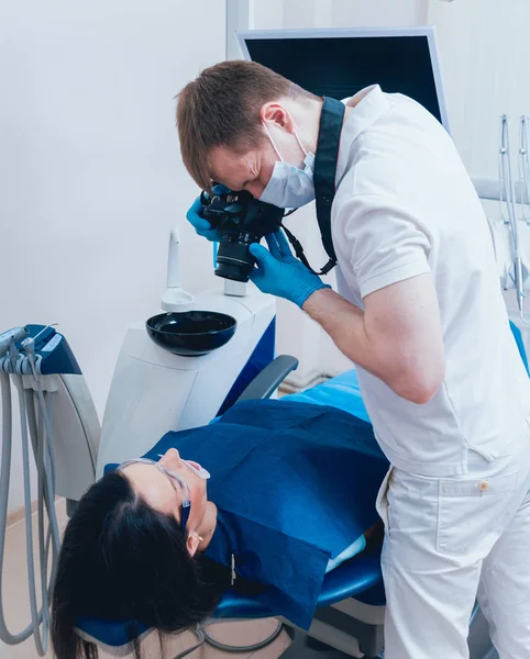 Homem Dentista Paciente Consultório Odontológico — Fotografia de Stock