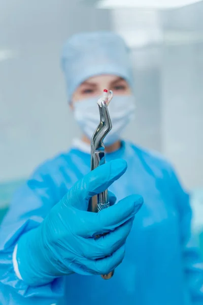 Dentist Using Surgical Pliers Remove Decaying Tooth Modern Dental Clinic — Stock Photo, Image