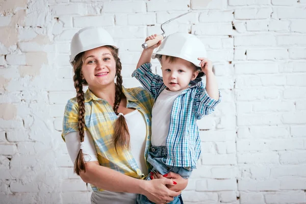 Famiglia Felice Madre Figlio Una Nuova Casa Costruzione Riparazione Interno — Foto Stock