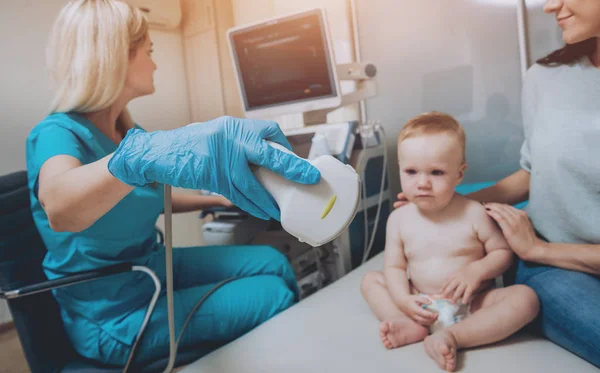 Lékař Dítě Dívka Matkou Ultrazvukové Diagnostice Lékařské Vybavení Sonografie — Stock fotografie