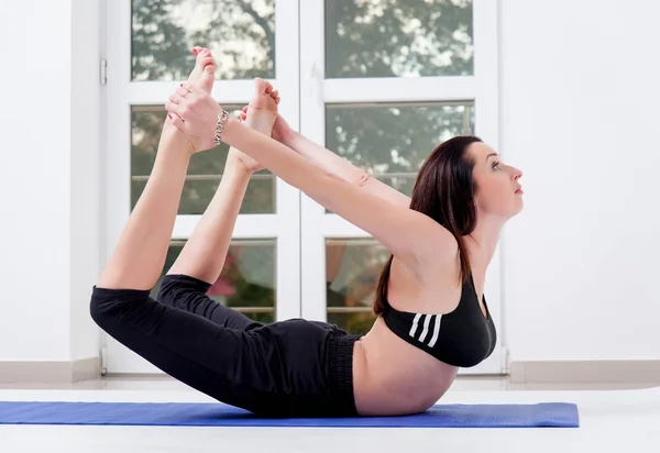 Donna Che Pratica Yoga Alla Finestra — Foto Stock