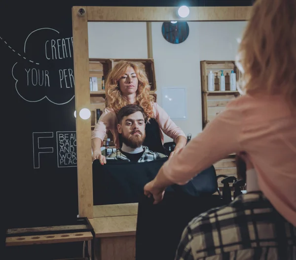 Cabeleireiro Faz Penteado Para Jovem — Fotografia de Stock