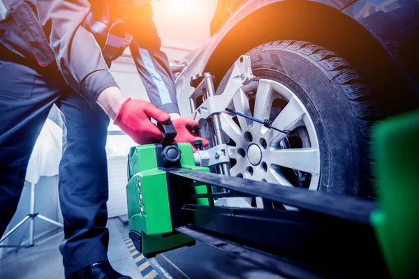 Araba tamircisi sensör süspansiyon ayarı sırasında yükleme.